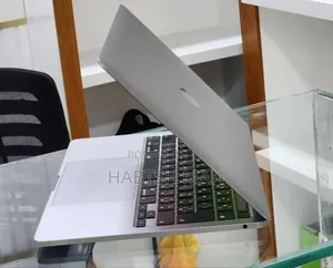 New Laptop Apple MacBook Pro 2020 8GB Intel Core i5 SSD 512GB