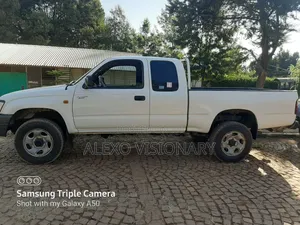 Toyota Hilux 1999 White