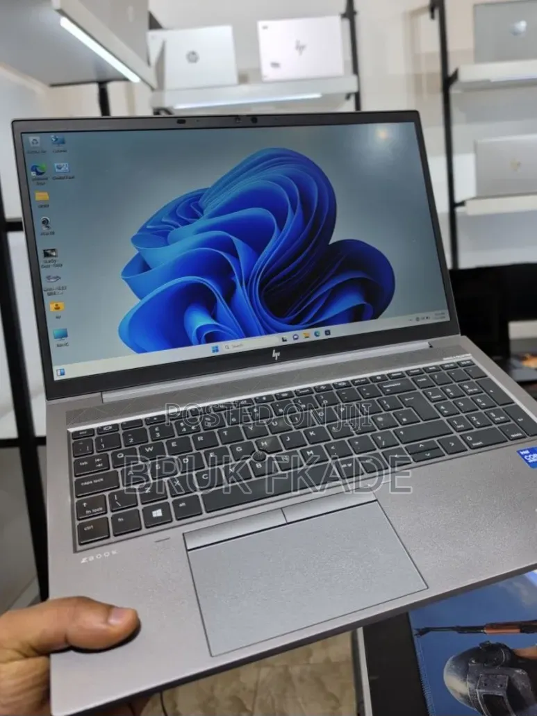 New Laptop HP ZBook Firefly G8 16GB Intel Core i7 SSD 512GB