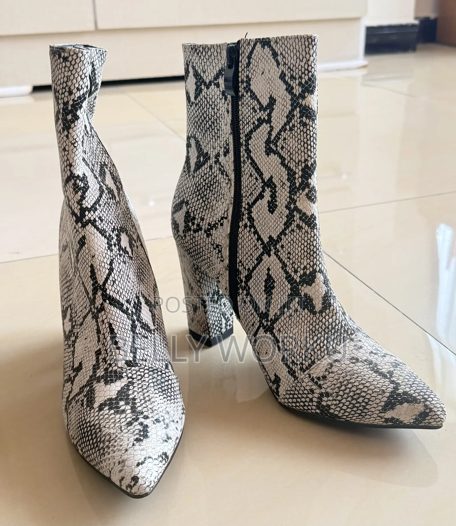 Chic Snake Pattern Pointed-Toe Ankle Boots