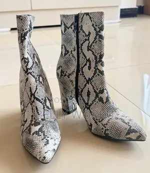Chic Snake Pattern Pointed-Toe Ankle Boots
