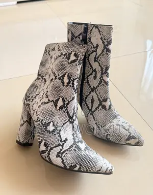 Chic Snake Pattern Pointed-Toe Ankle Boots