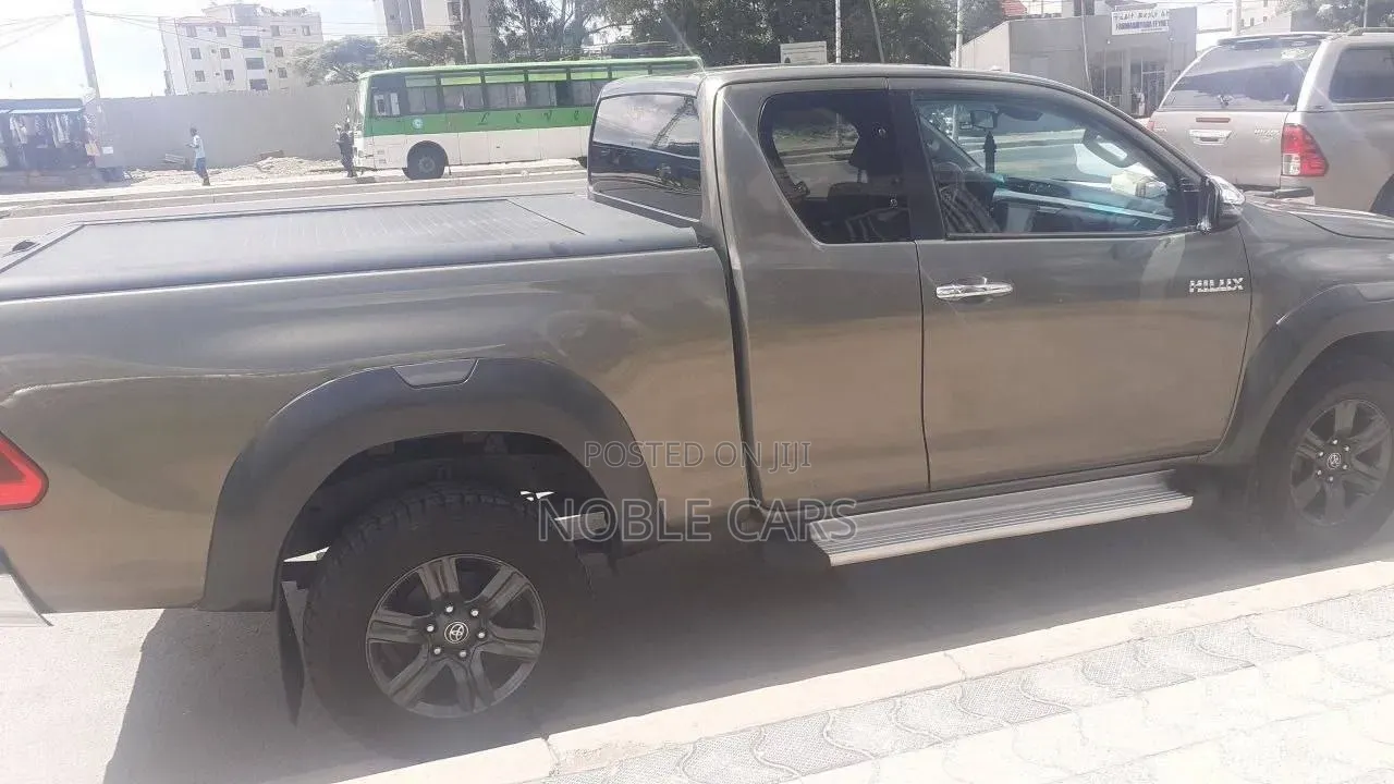 Toyota Hilux 2021 Gold