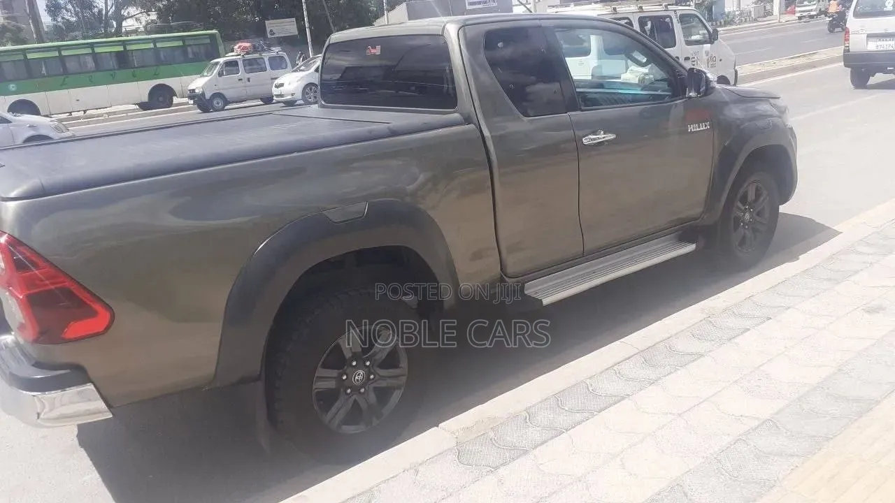 Toyota Hilux 2021 Gold