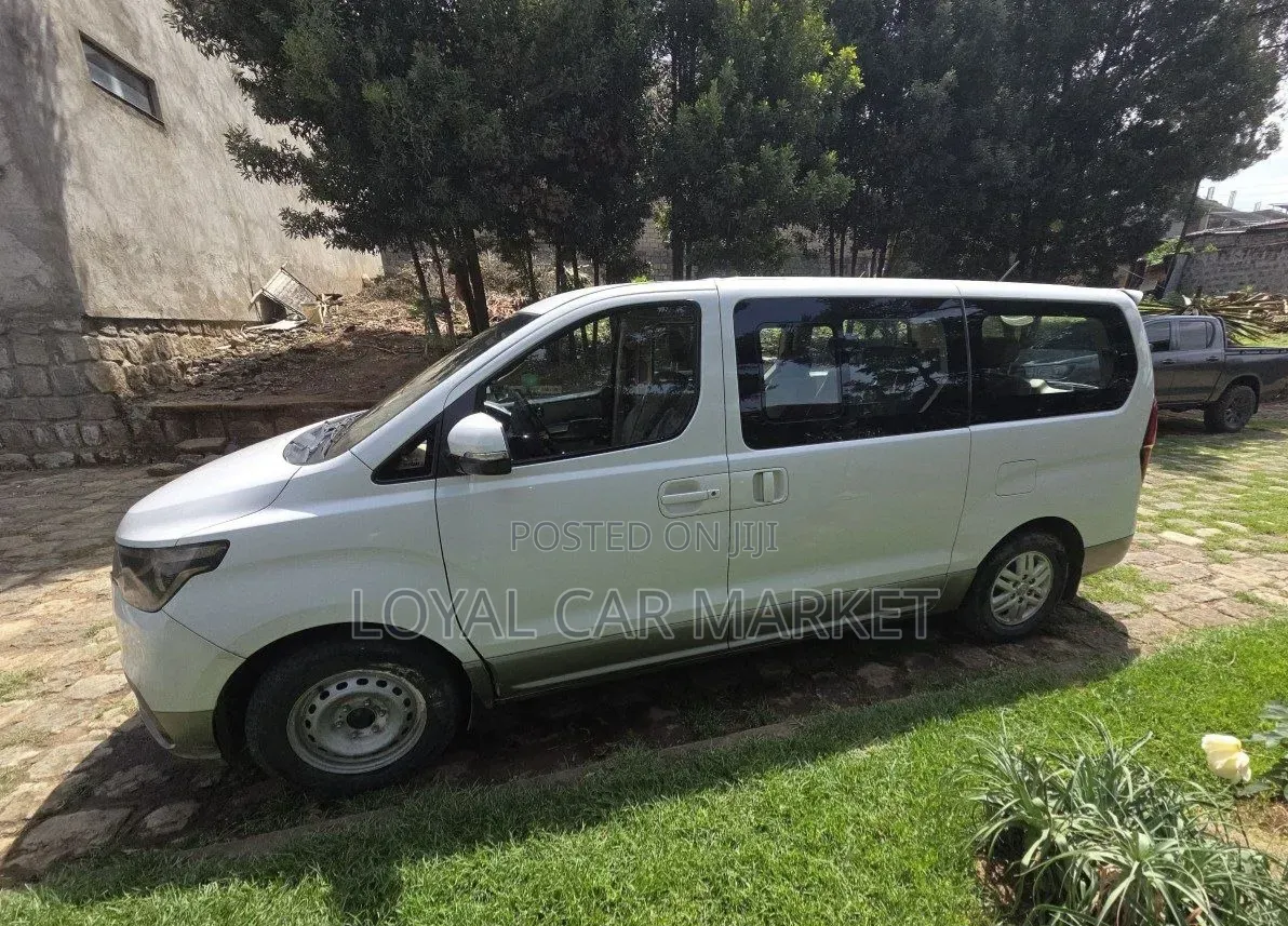 Hyundai H1 2017 White