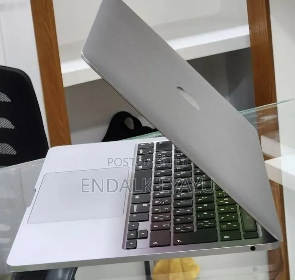 New Laptop Apple MacBook Pro 2020 8GB Intel Core i5 SSD 512GB