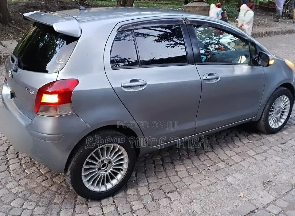 Toyota Yaris 2010 Silver