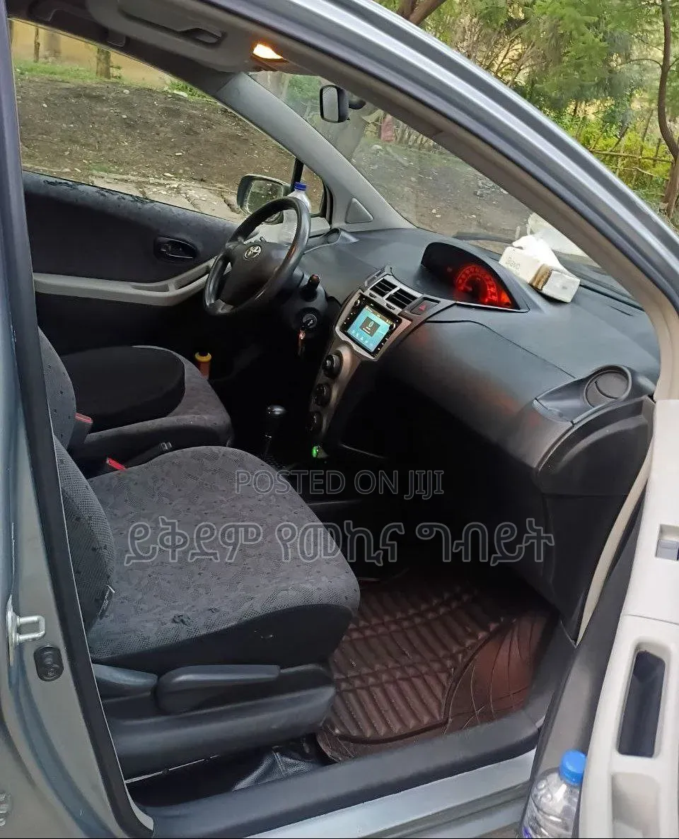 Toyota Yaris 2010 Silver