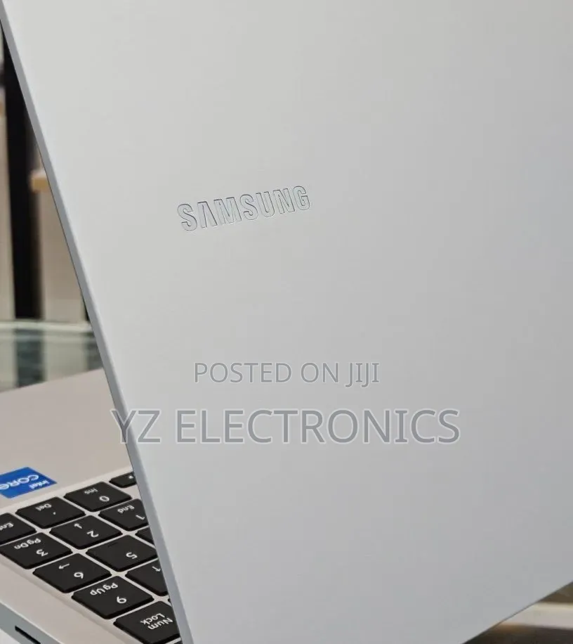 New Laptop Samsung Galaxy Book 2 8GB Intel Core i5 SSD 512GB