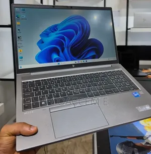 New Laptop HP ZBook Firefly G8 16GB Intel Core i7 SSD 512GB