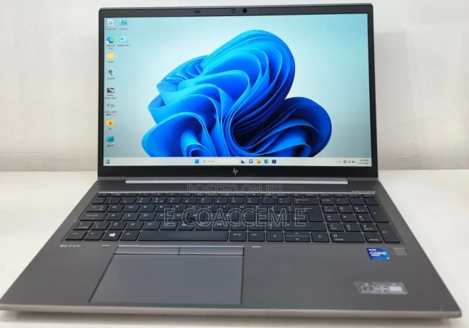 New Laptop HP ZBook Firefly G8 16GB Intel Core i7 SSD 512GB