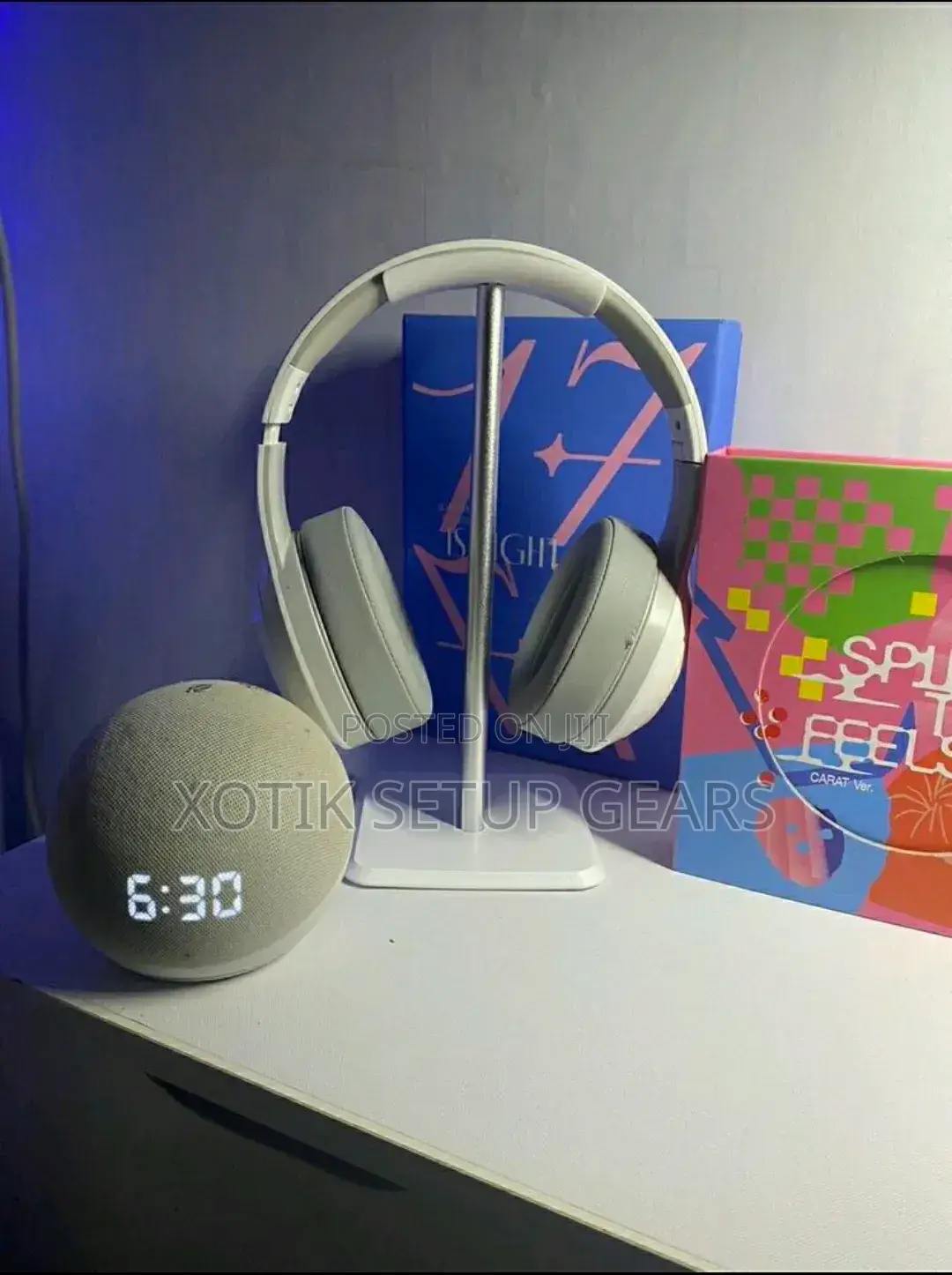 White Aluminium Headphone Stand