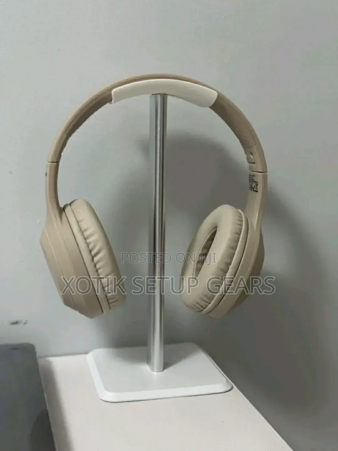 White Aluminium Headphone Stand