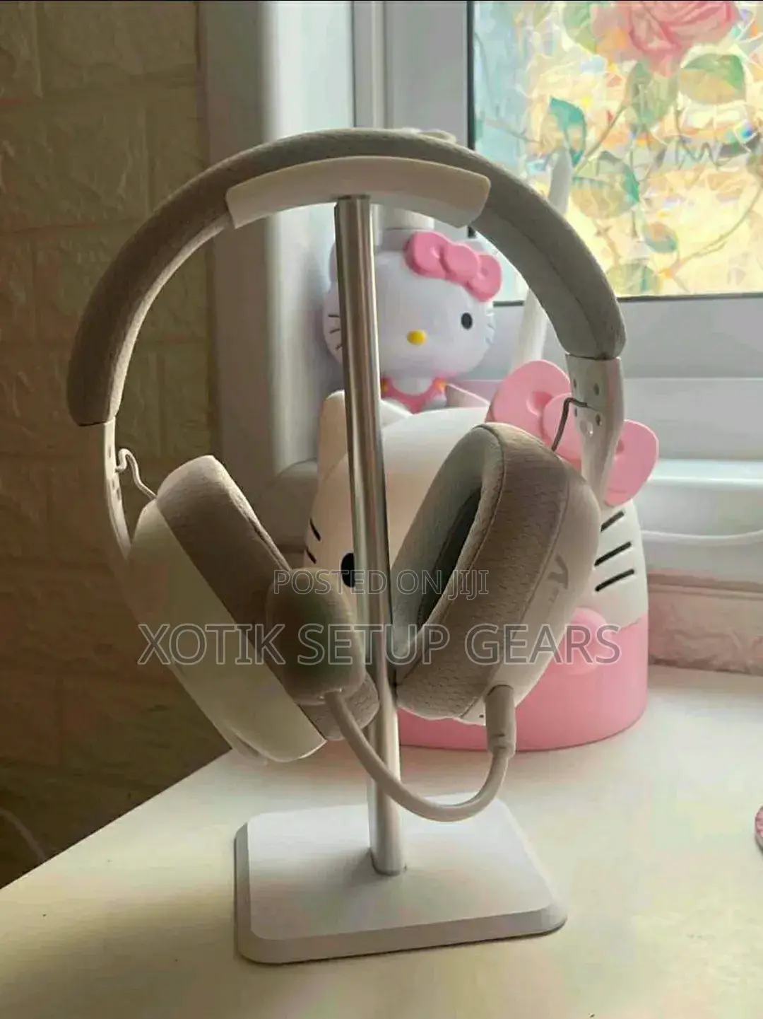 White Aluminium Headphone Stand