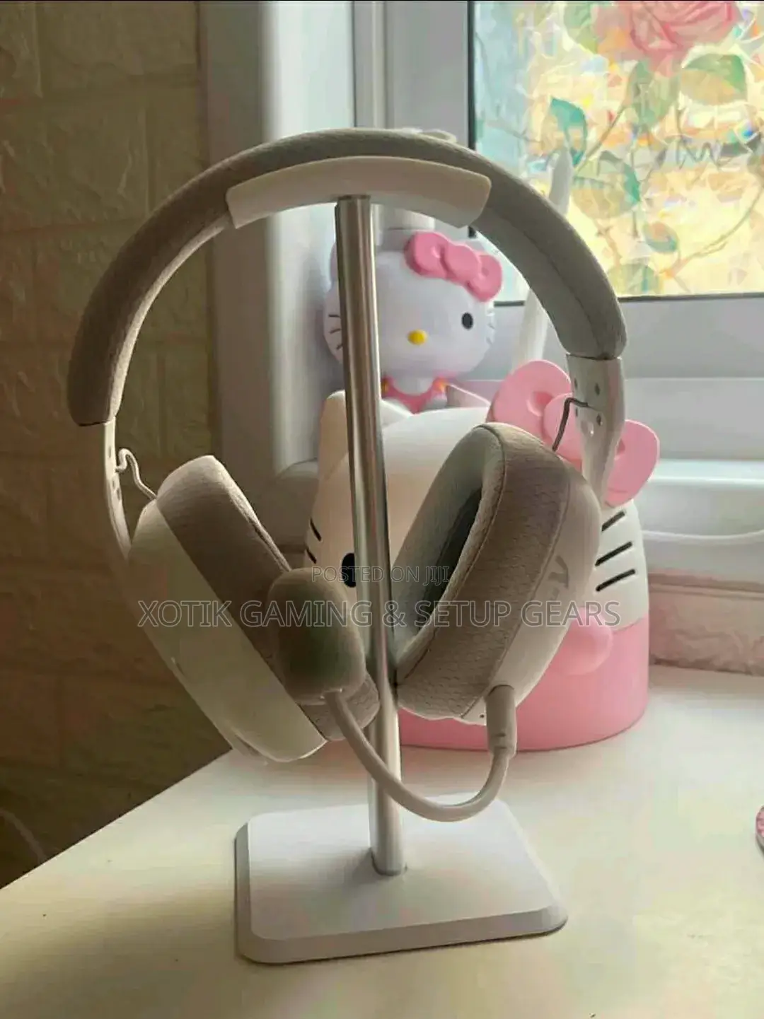 White Aluminium Headphone Stand