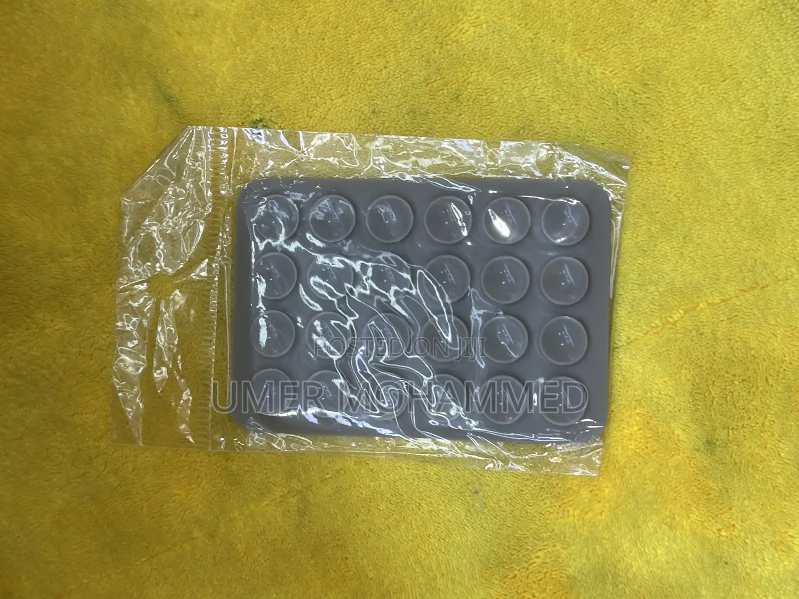 የስልክ ጀርባ ላይ መለጠፊያ