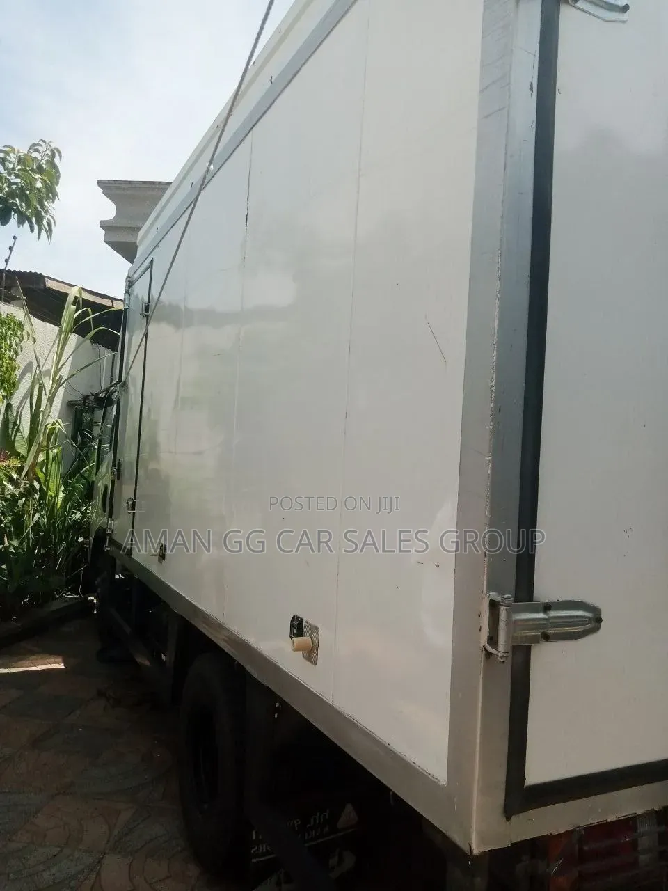 Isuzu. Container