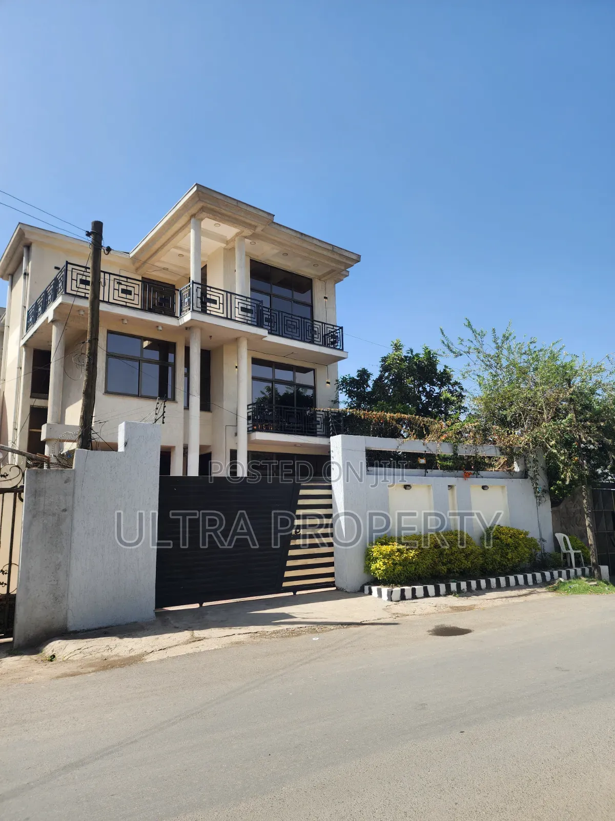 8bdrm House in Bole for rent