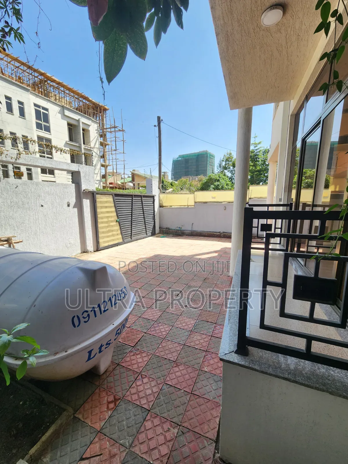 8bdrm House in Bole for rent