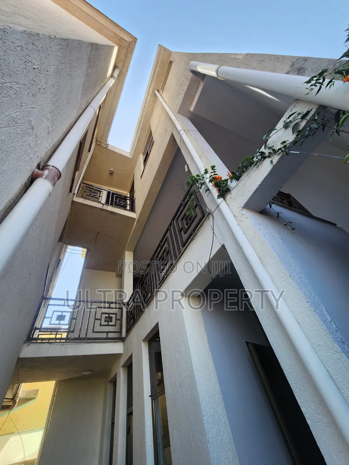 8bdrm House in Bole for rent