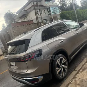 Volkswagen ID.6 2024 Gold