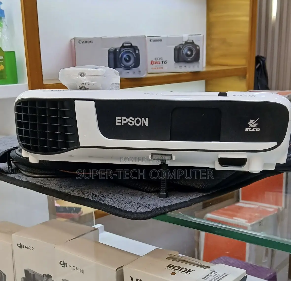 Epson Projector Model: Eb-X51 Has: Bag Remote Model Name: Eb-X51