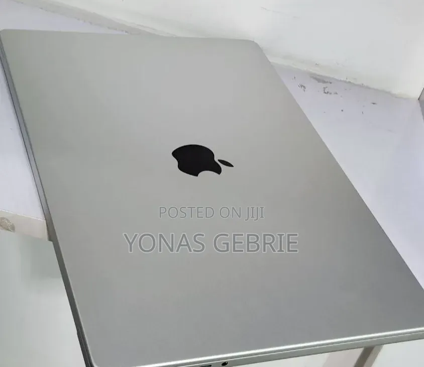 New Laptop Apple MacBook 24GB Apple M3 SSD 512GB
