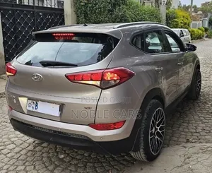 Hyundai Tucson 2018 Gold