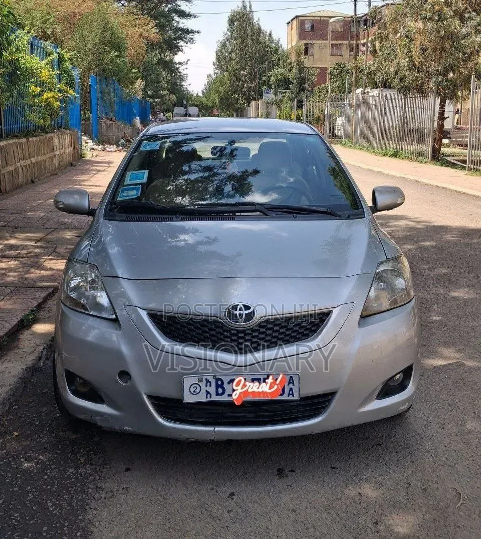 Toyota Belta 2010 Silver