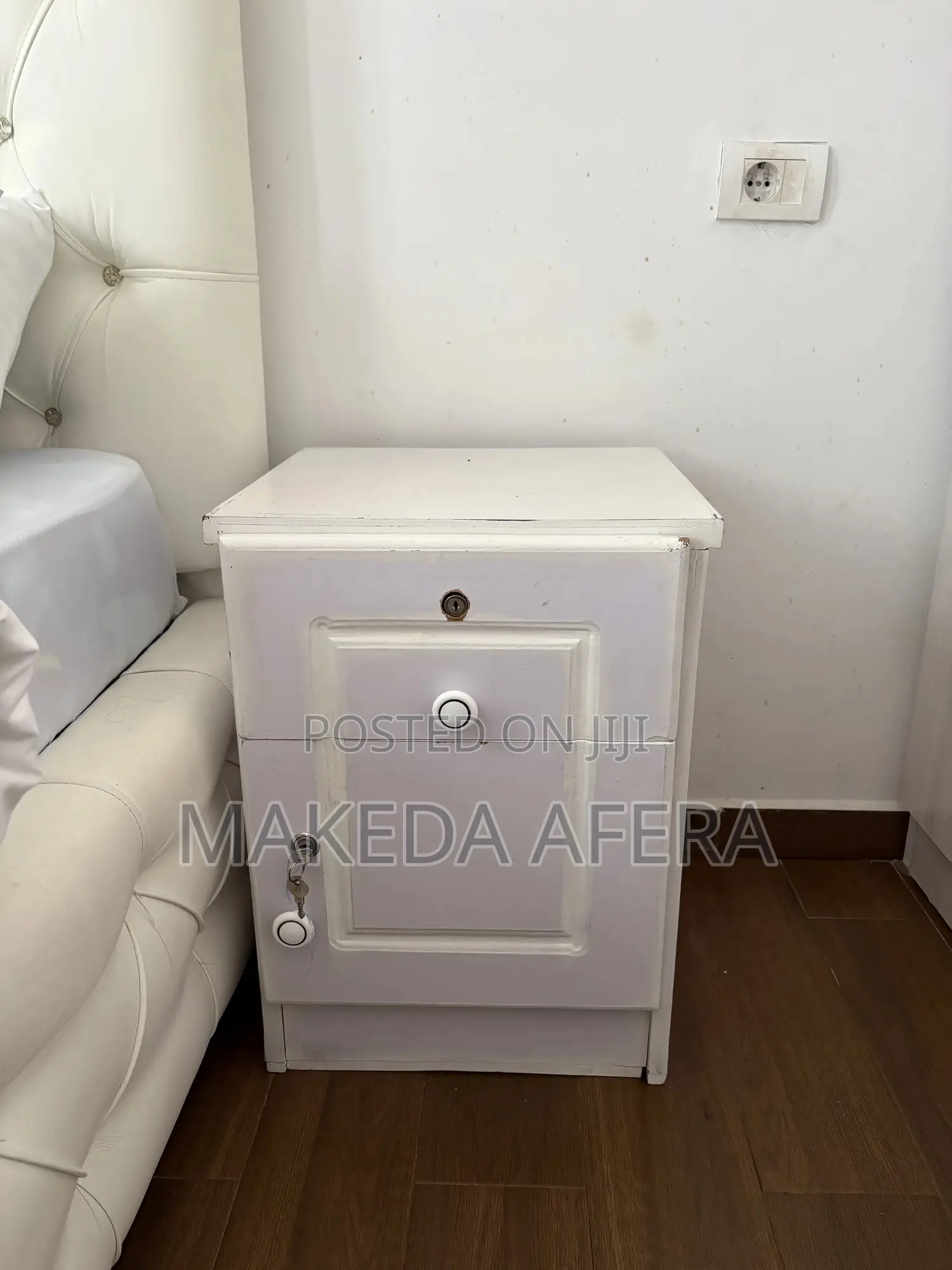 1.50 Meter White Leather Bed With 2 Night Stands