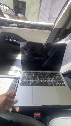 Laptop Apple MacBook Pro 2022 M2 8GB Apple M2 SSD 512GB