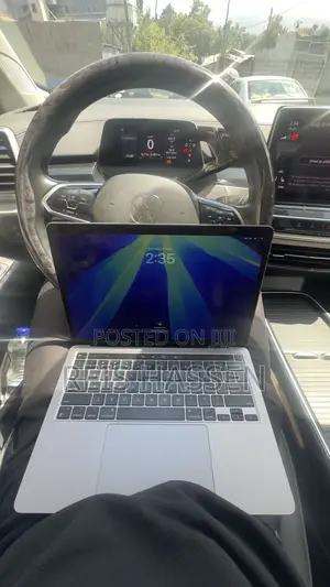 Laptop Apple MacBook Pro 2022 M2 8GB Apple M2 SSD 512GB