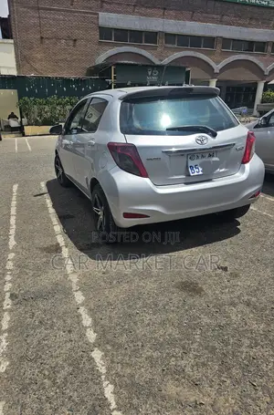 Toyota Yaris LE Hatchback 5dr 2013 Silver