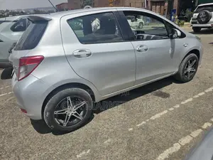 Toyota Yaris LE Hatchback 5dr 2013 Silver