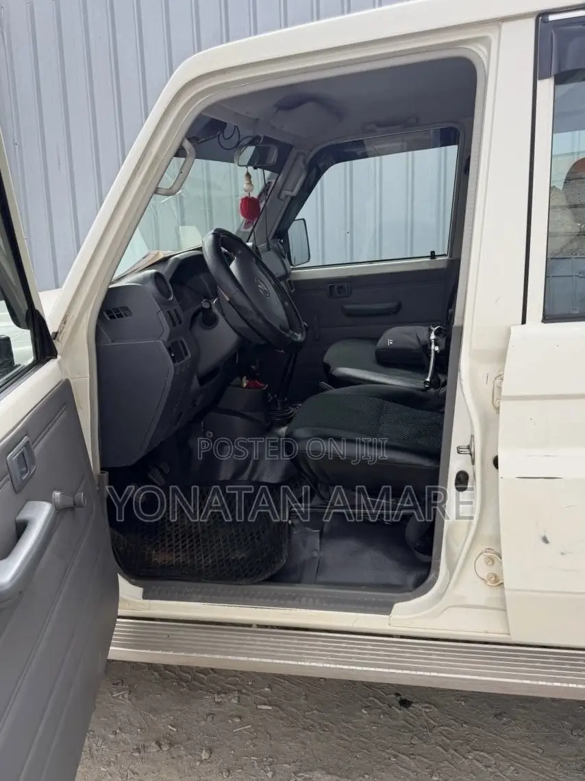 Toyota Land Cruiser 2016 White