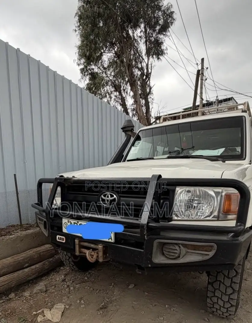 Toyota Land Cruiser 2016 White
