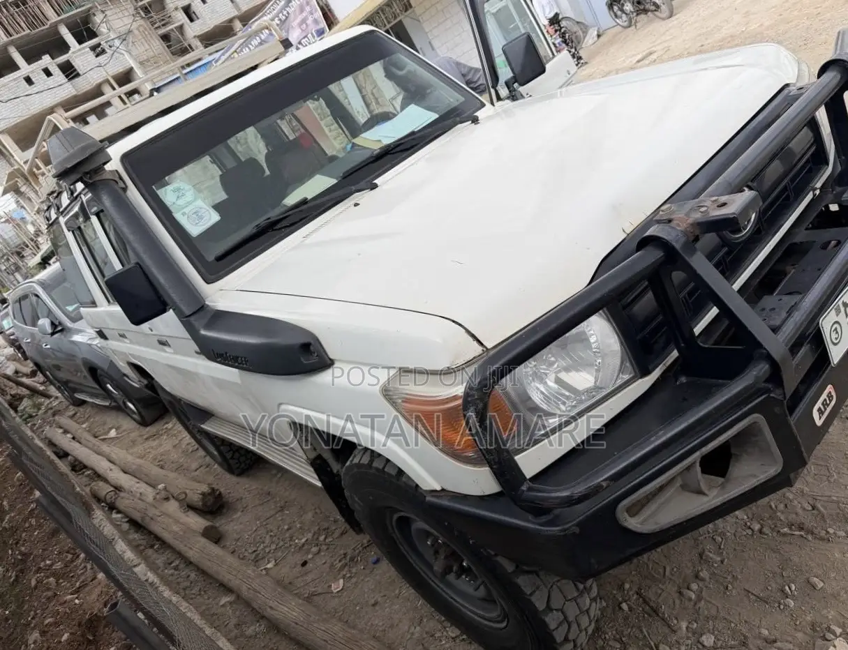 Toyota Land Cruiser 2016 White