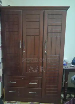 Kumsatn/ Wardrobe