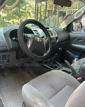 Toyota Hilux 2014 Maroon