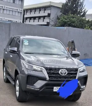 Toyota Fortuner 2022 Gray