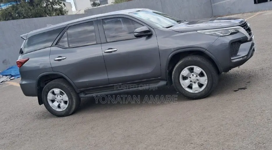 Toyota Fortuner 2022 Gray