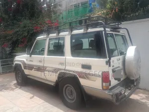 Toyota Land Cruiser 2011 White