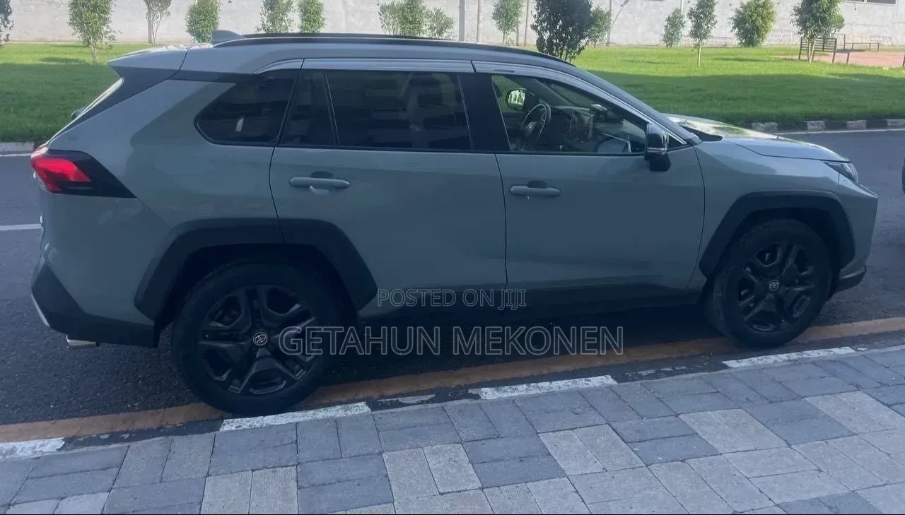 Toyota RAV4 2022 Blue