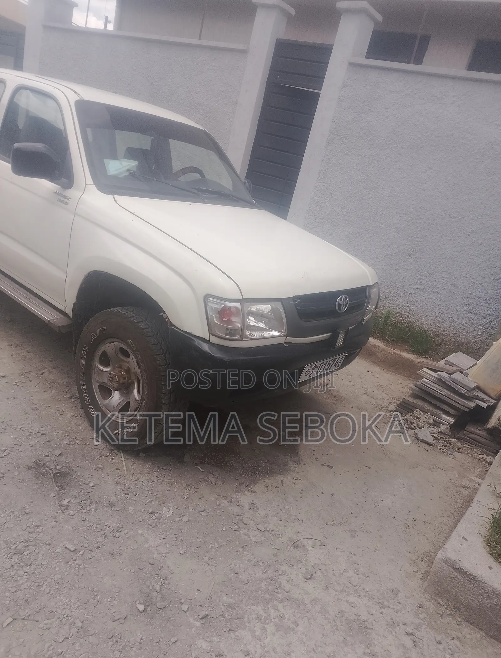 Toyota Hilux 2000 White