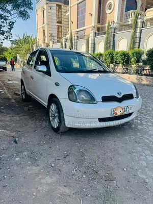 Toyota Vitz 2001 White