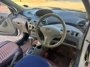 Toyota Vitz 2001 White