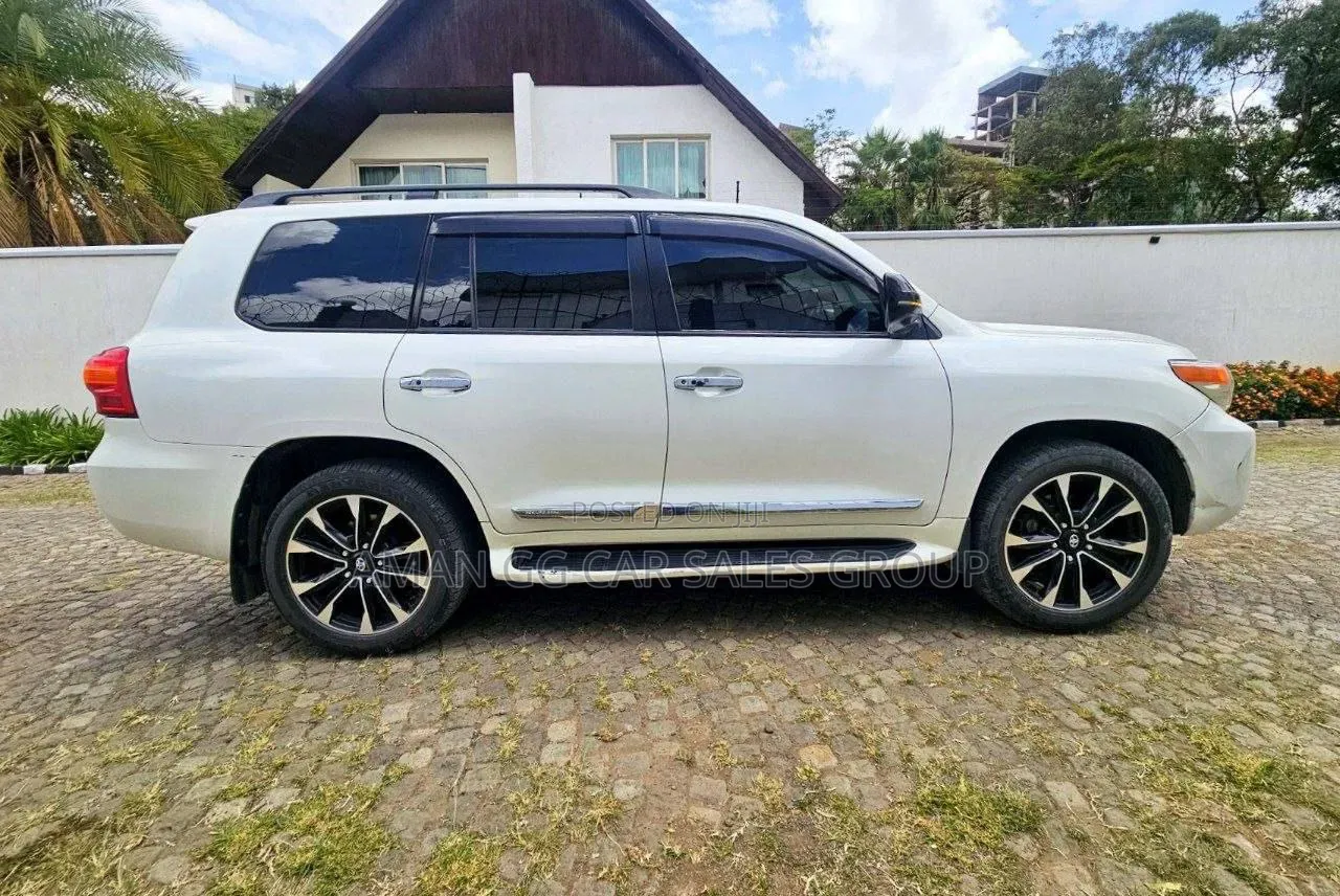 Toyota Land Cruiser 2015 White