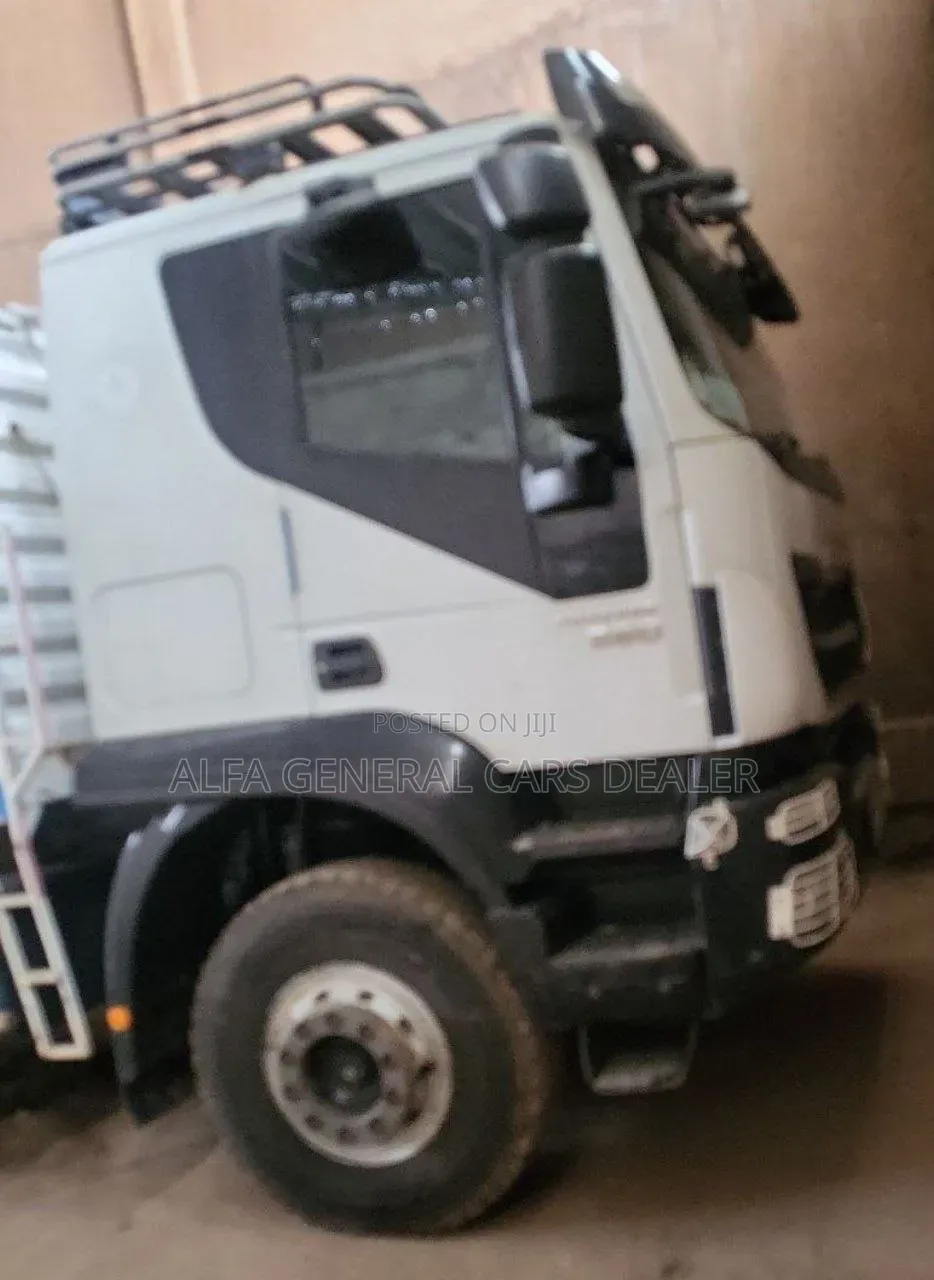 ባላቶኒ ከነተሳቢው Na በ Na ስፖንዳ a-05 ታርጋ 2019 White