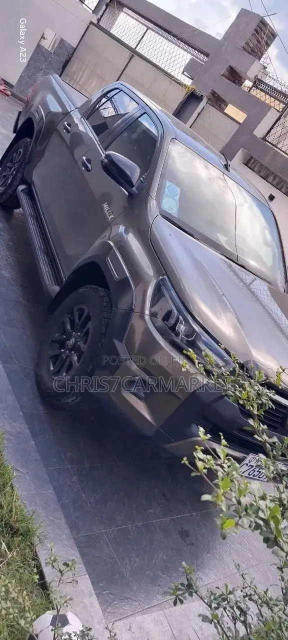 Toyota Hilux 2022 Gray
