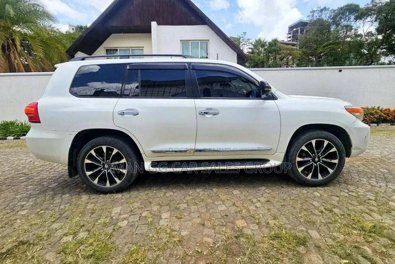 Toyota Land Cruiser 2015 White